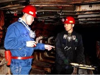 矿山井下作业：防尘毒面具与防冲击安全帽选型